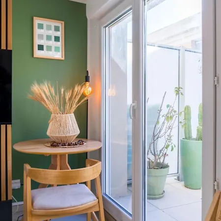 Apartment Olyvea Mediterraneenne Avec Vue Sur Le Port Et La Mer, A 2 Minutes Des Plages Vallauris